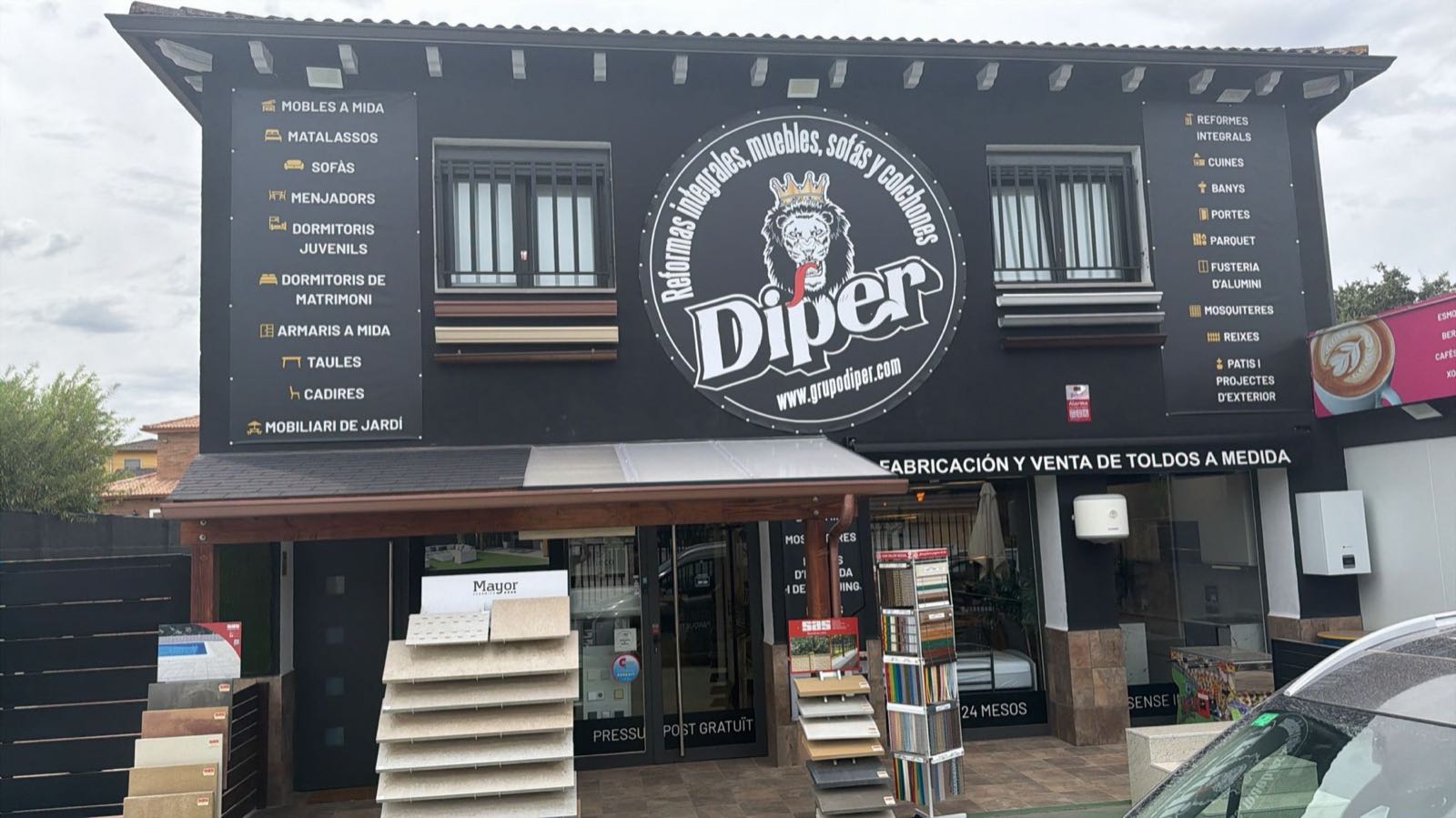 Fachada real de la tienda de Grupo Diper en Lliçà d’Amunt, con su rótulo y exposición de materiales